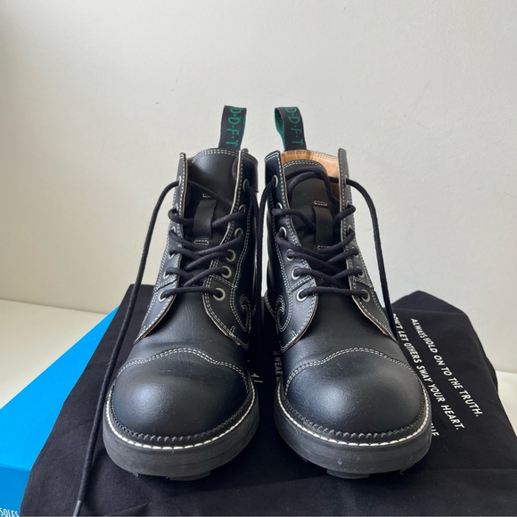 John Fluevog 7TH HEAVEN DERBY SWIRL (6 EYE) CLASSIC DERBY BOOTS in Black Vegan - Picture 3 of 10